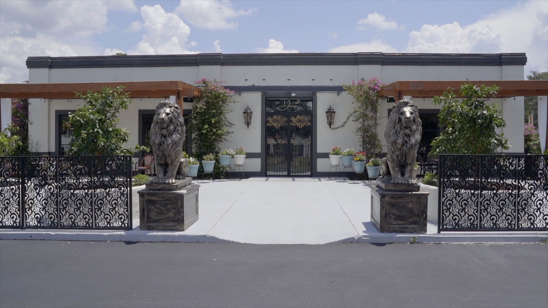 Dua exterior, guarded by twin lions